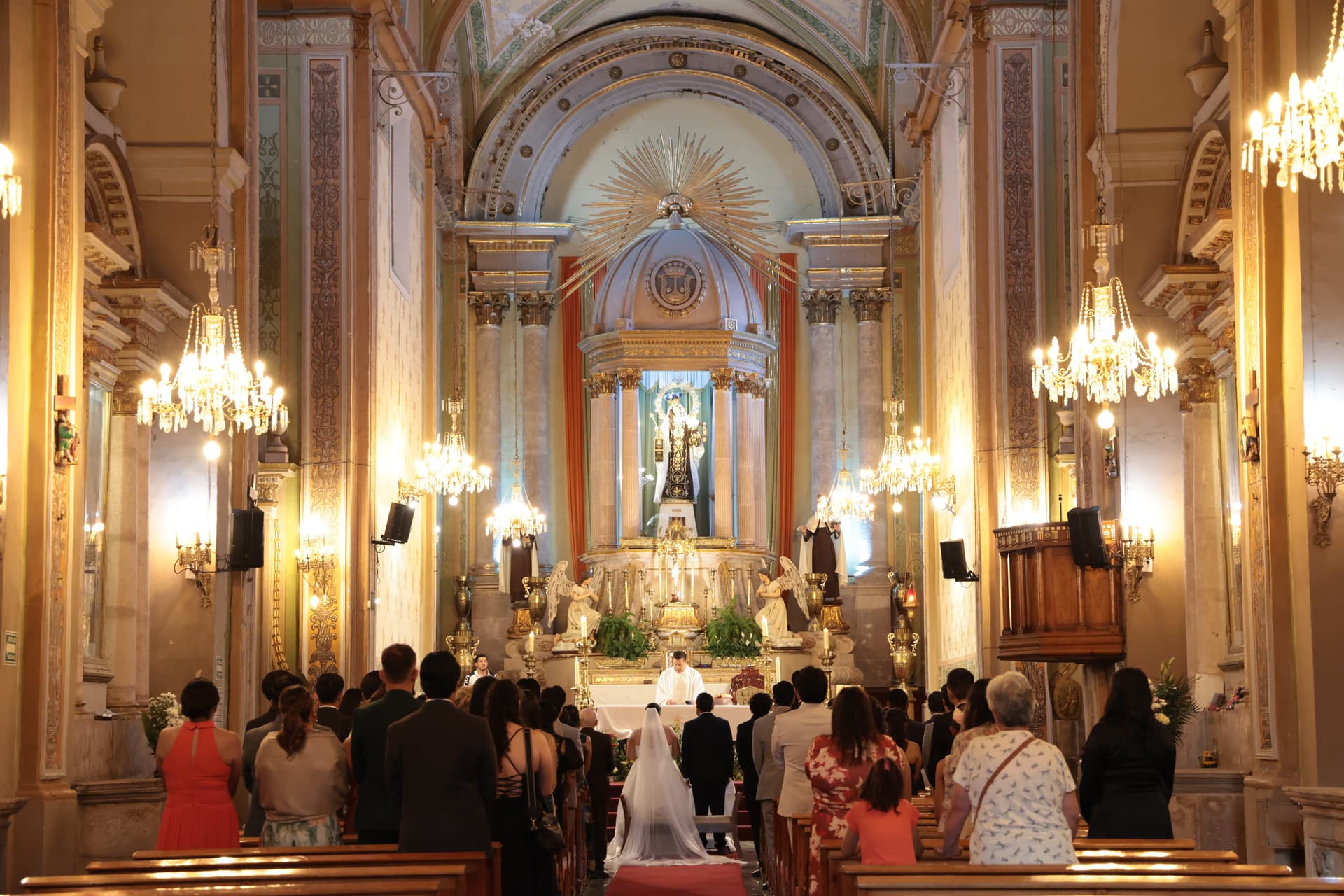 Interior de la iglesia durante la ceremonia religiosa