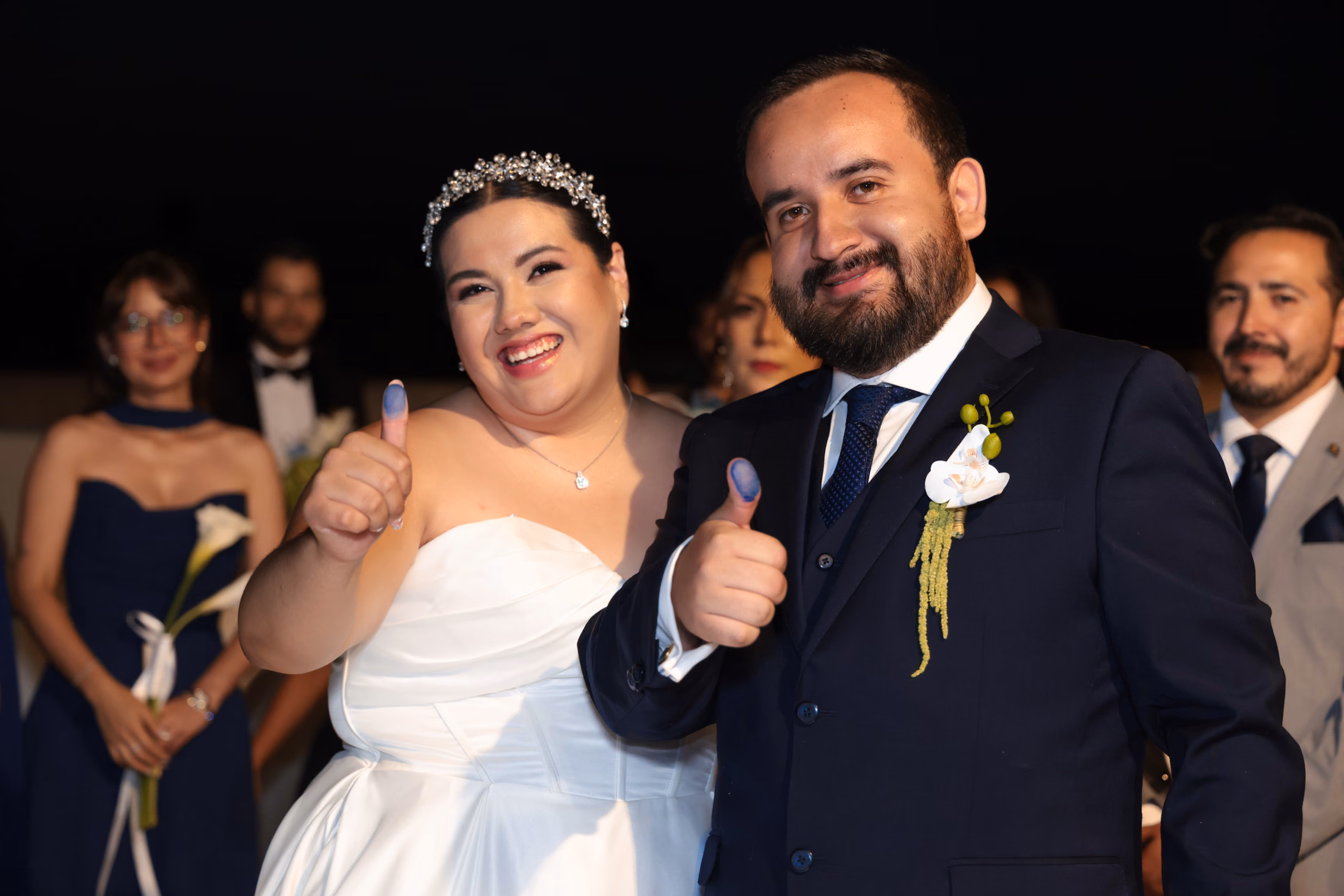 Novios celebrando tras la ceremonia civil