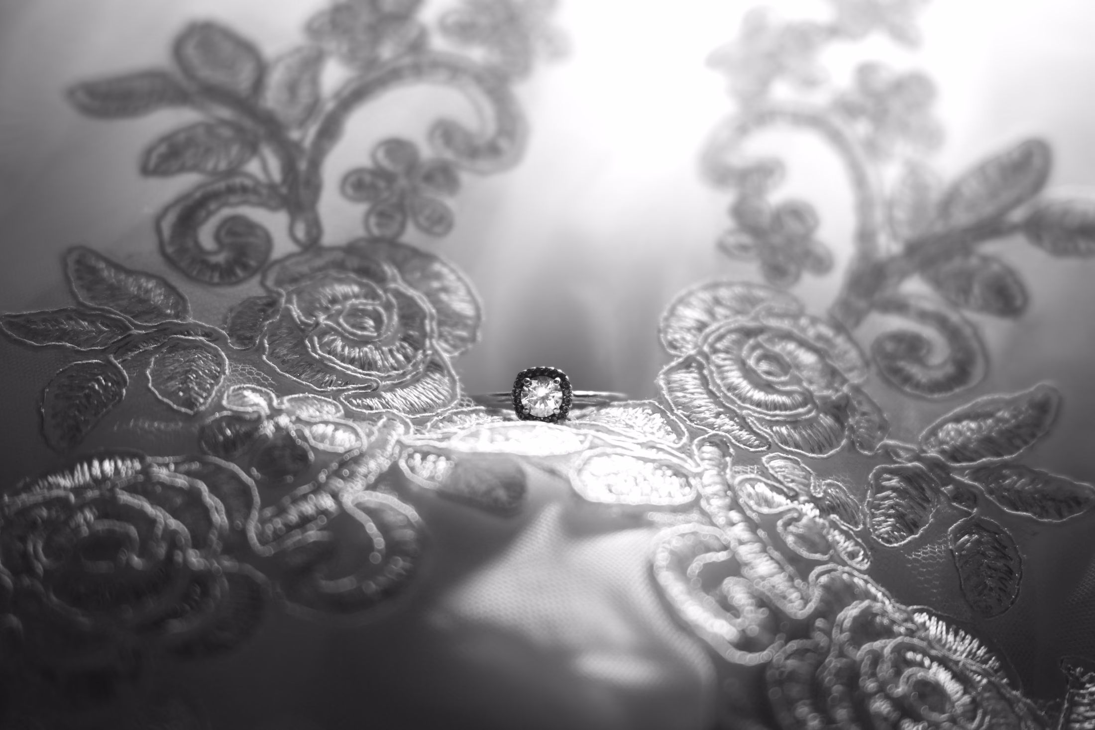 Detalle del anillo sobre encaje del vestido